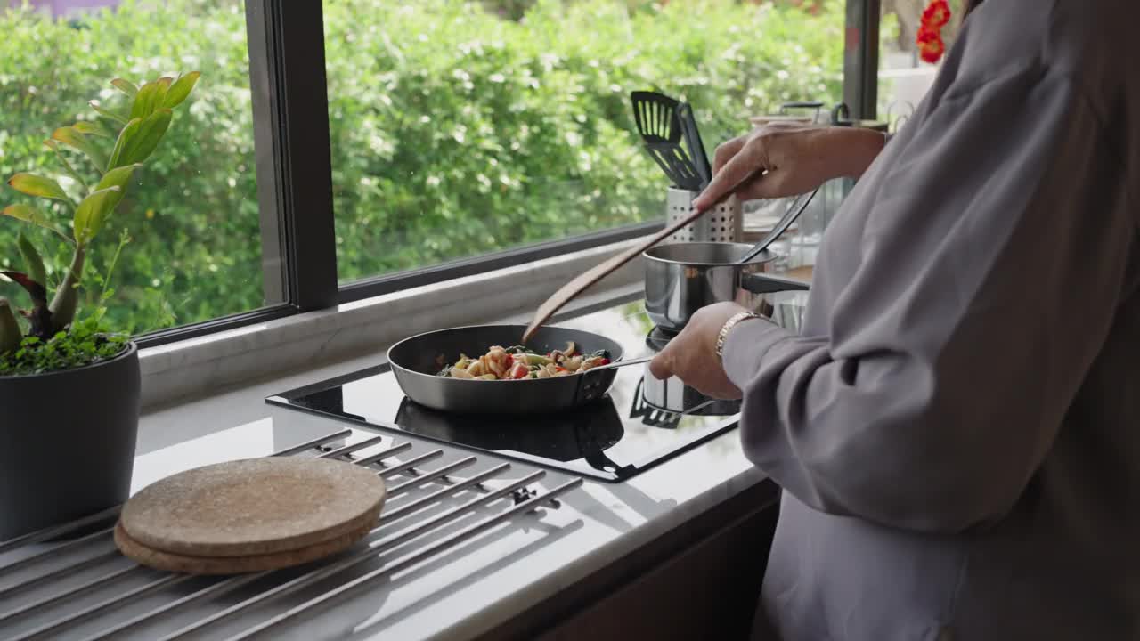 女孩和祖母在厨房里视频素材