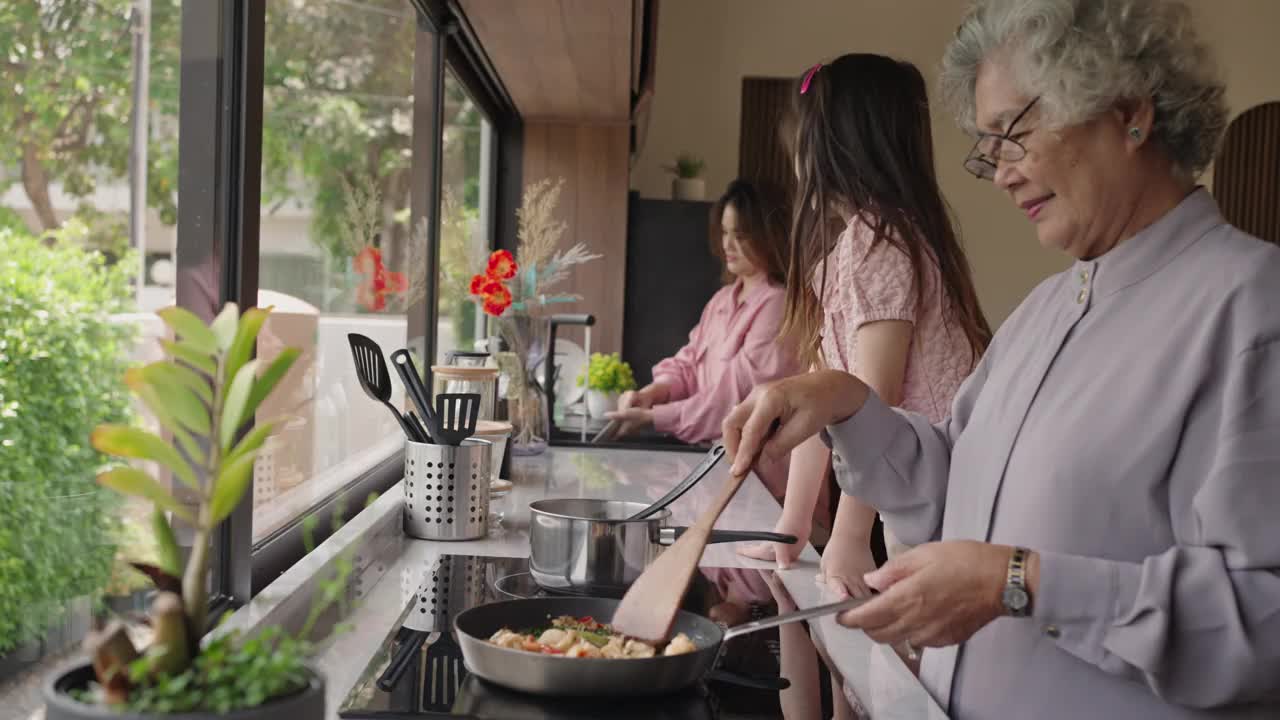 女孩和祖母在厨房里视频素材