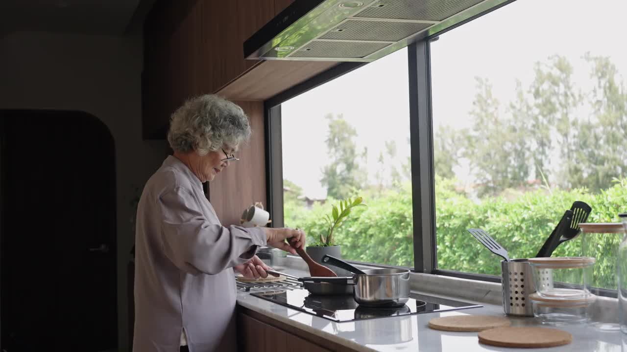 老妇人在做饭视频素材