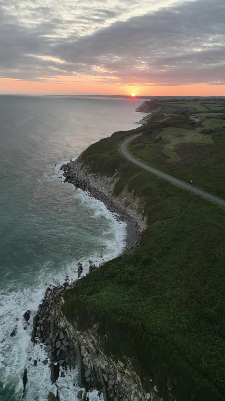 法国Urrugne的La Corniche Basque鸟瞰图。视频素材