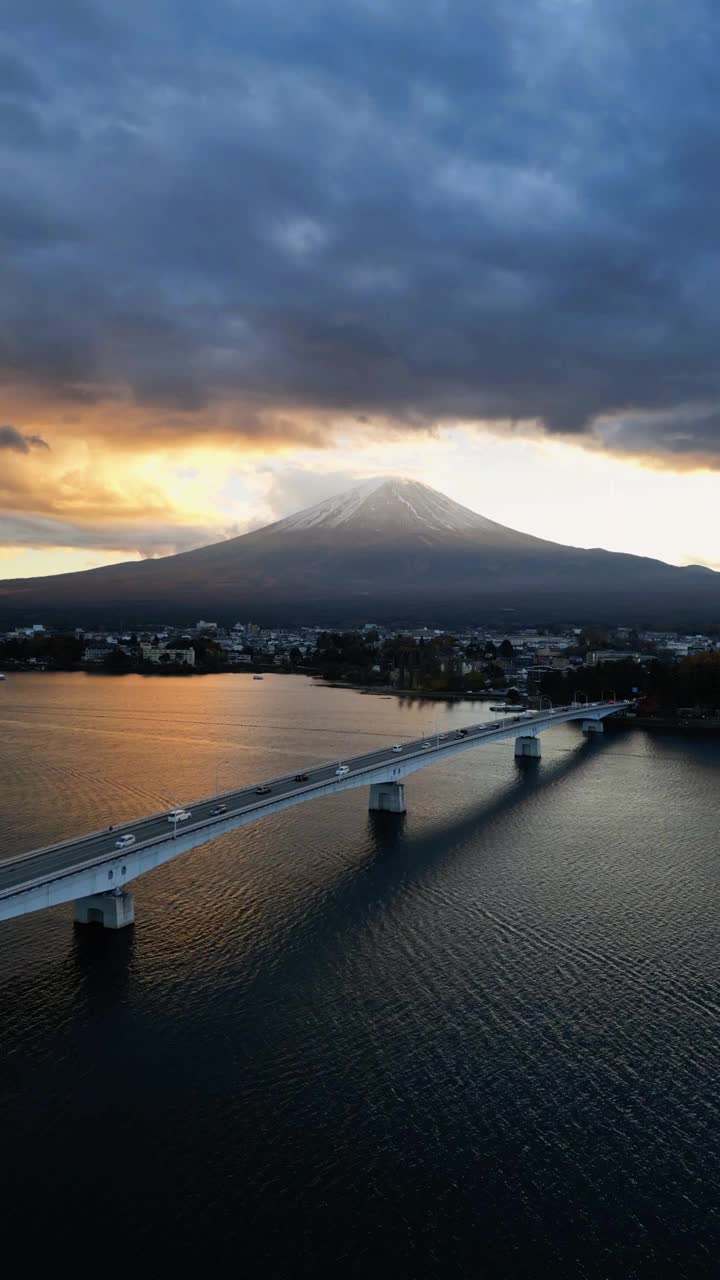 日本富士山和川口湖日落鸟瞰图。视频素材