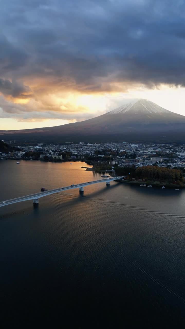 鸟瞰日落时的富士山和川口湖，山梨县，日本。视频素材