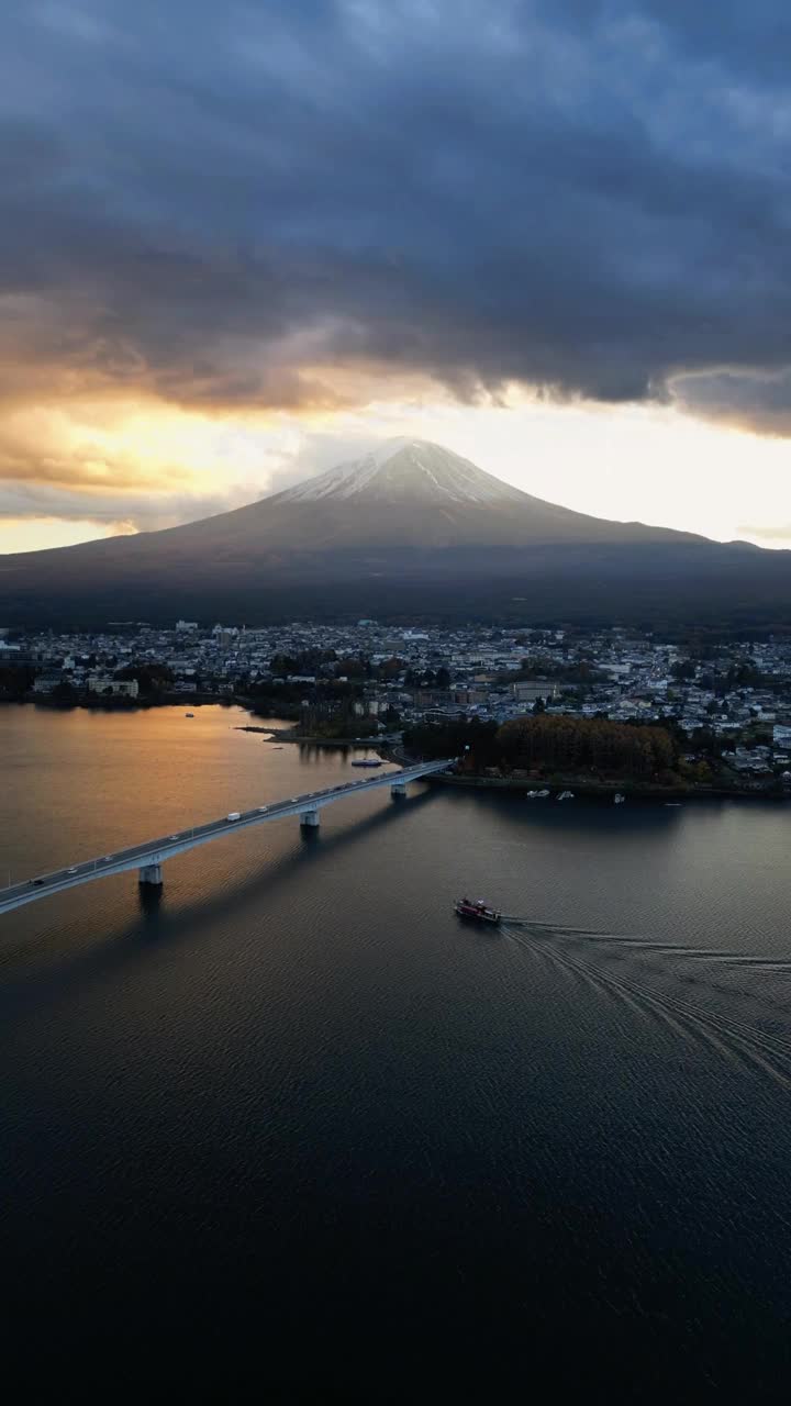 日本富士山和川口湖日落鸟瞰图。视频素材