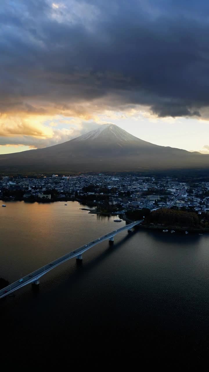 鸟瞰日落时的富士山和川口湖，山梨县，日本。视频素材