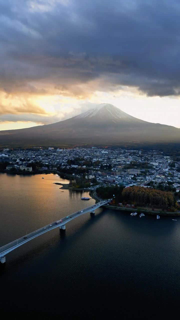 鸟瞰日落时的富士山和川口湖，山梨县，日本。视频素材