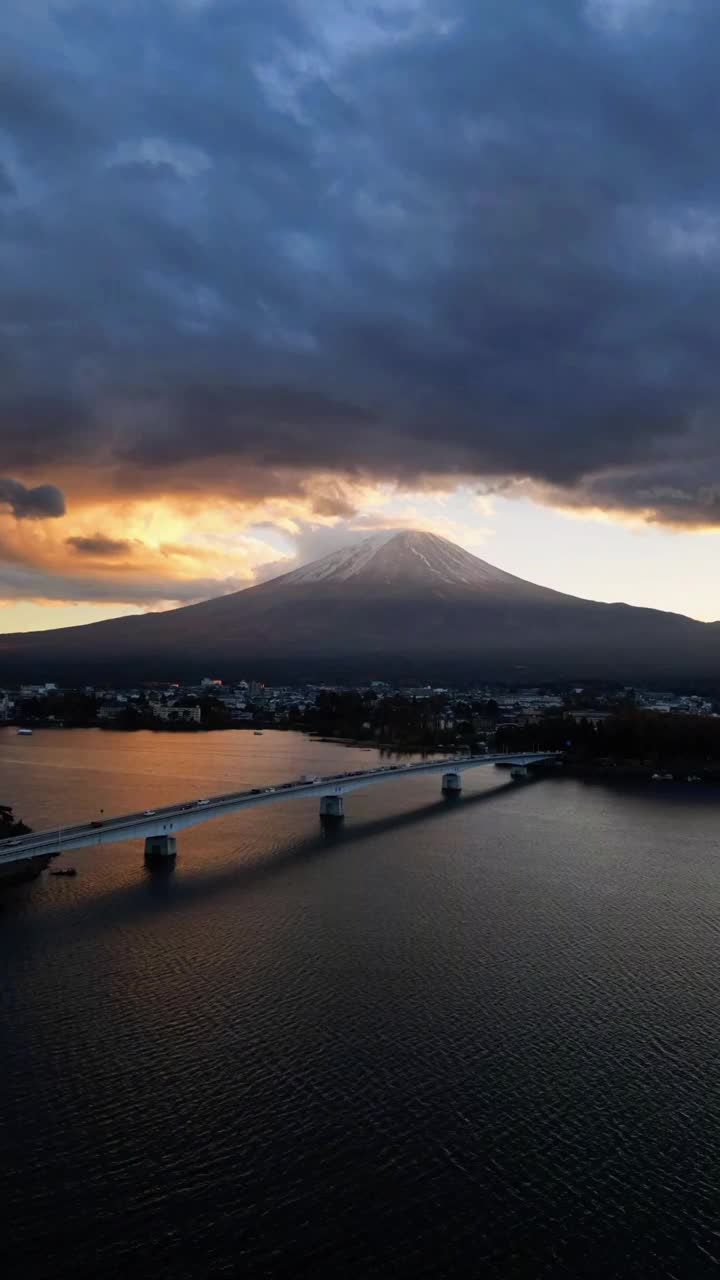 鸟瞰日落时的富士山和川口湖，山梨县，日本。视频素材