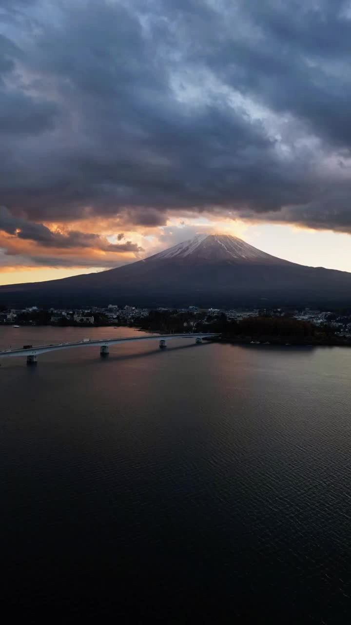 鸟瞰日落时的富士山和川口湖，山梨县，日本。视频素材