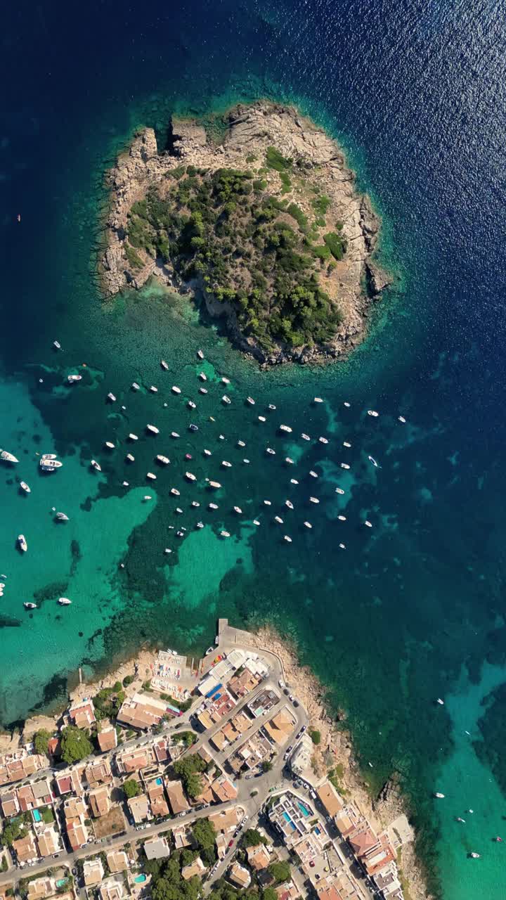 圣榆树鸟瞰图，绿松石水，地中海沿岸，西班牙。视频素材