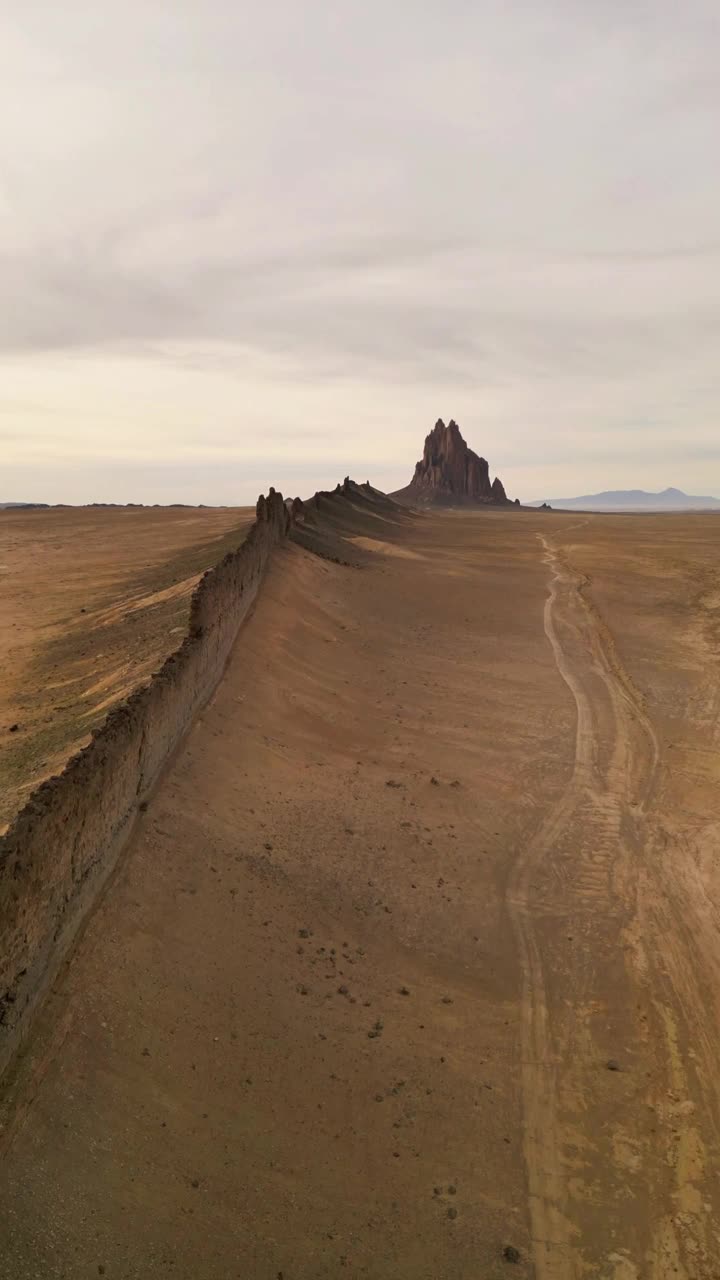 船岩鸟瞰图，火山裂谷，水流，新墨西哥州，美国。视频素材