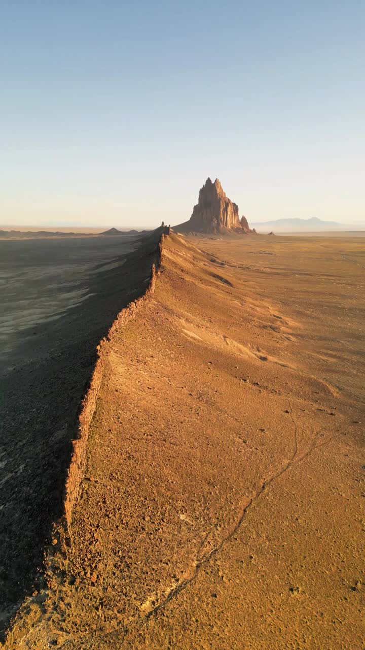 船岩鸟瞰图，火山裂谷，水流，新墨西哥州，美国。视频素材