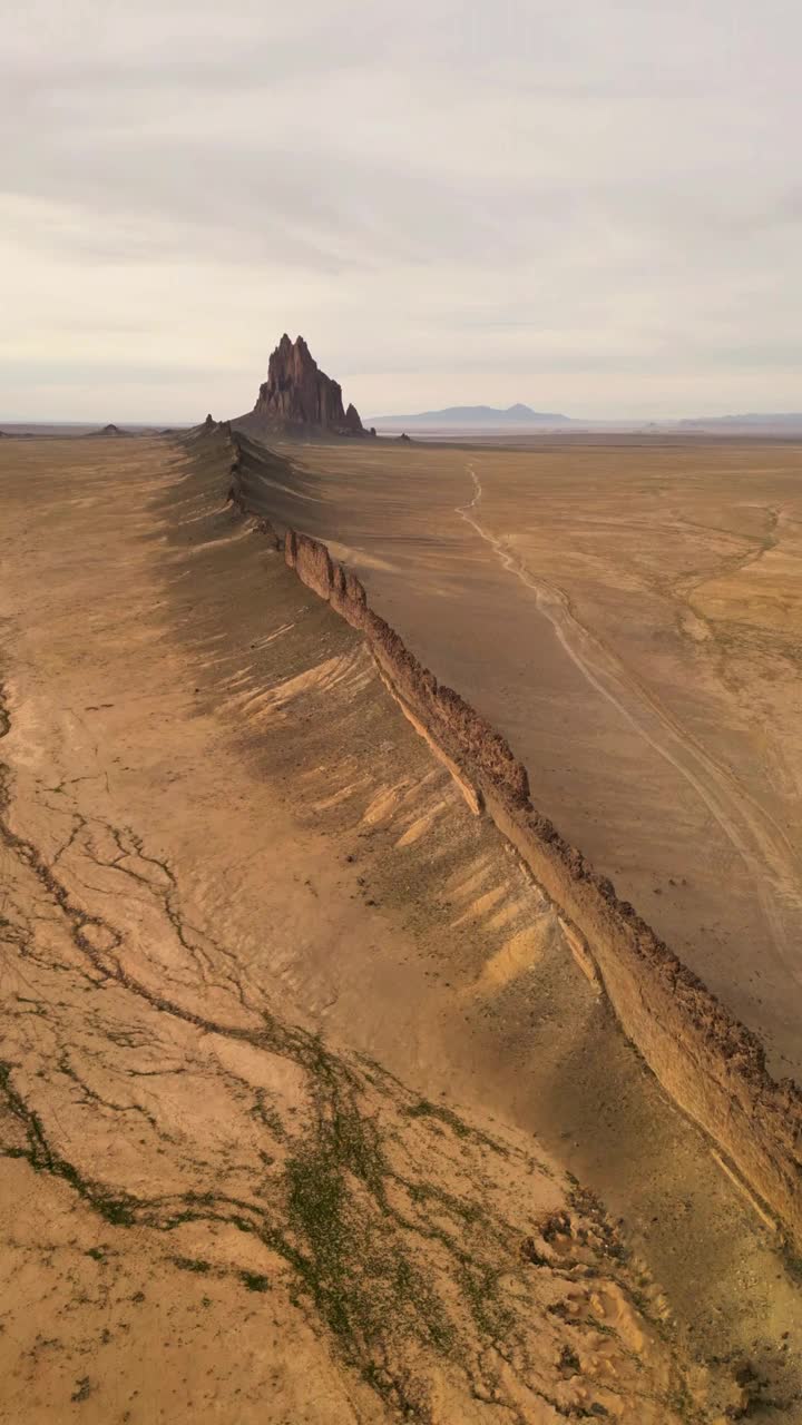 船岩鸟瞰图，火山裂谷，新墨西哥州，美国。视频素材