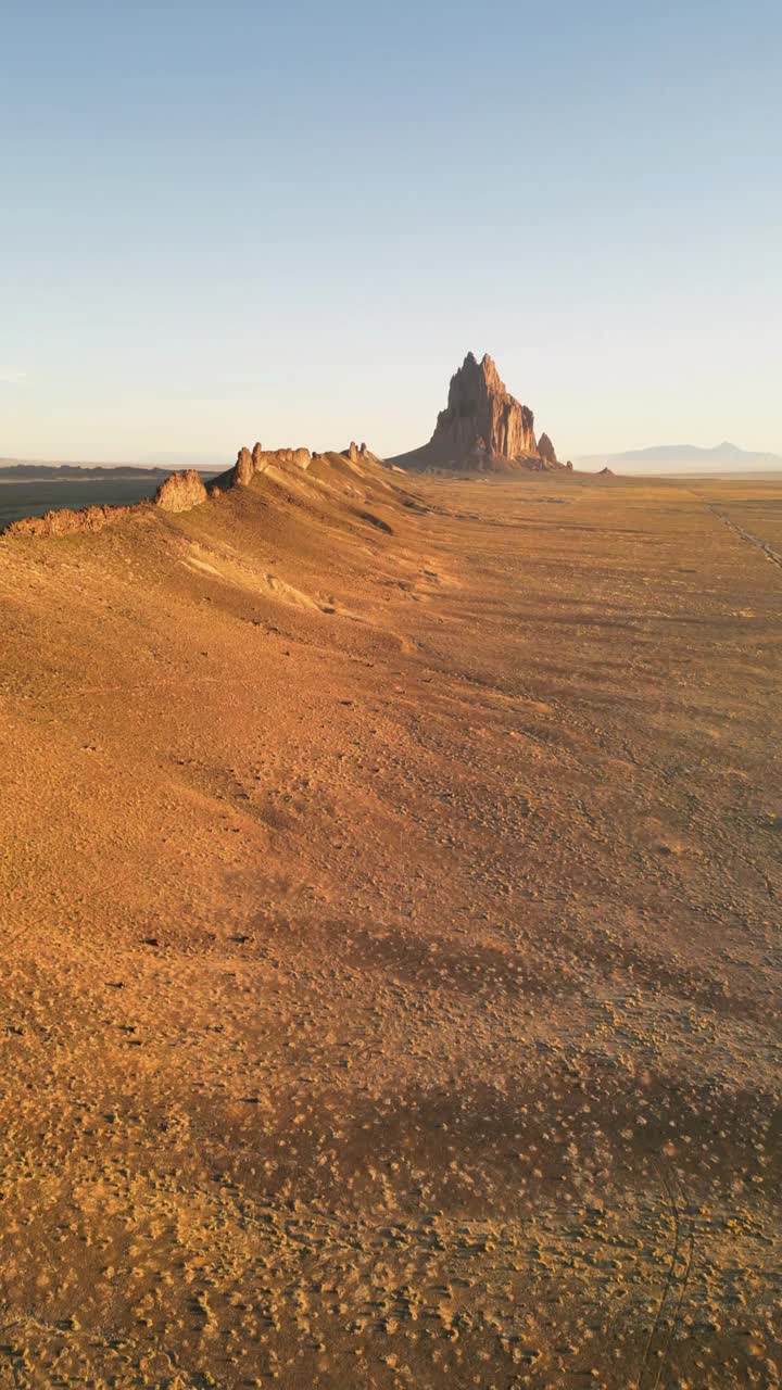 船岩鸟瞰图，火山裂谷，水流，新墨西哥州，美国。视频素材