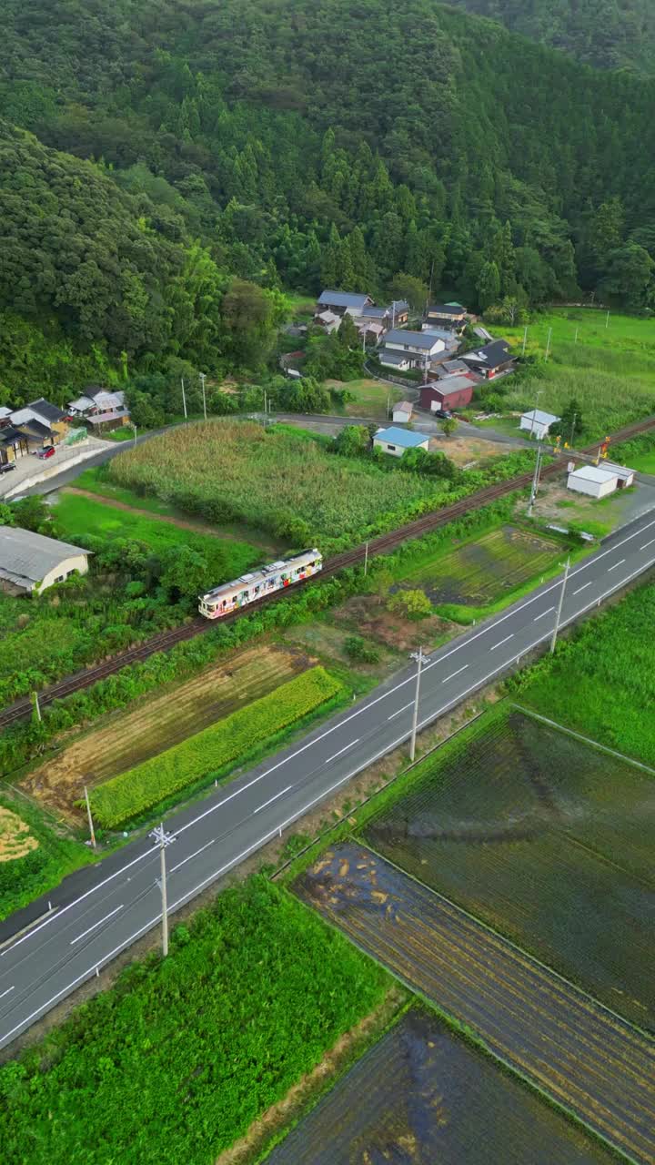 鸟瞰日本乡村与探戈Kanzaki列车，舞鹤，京都，日本。视频素材