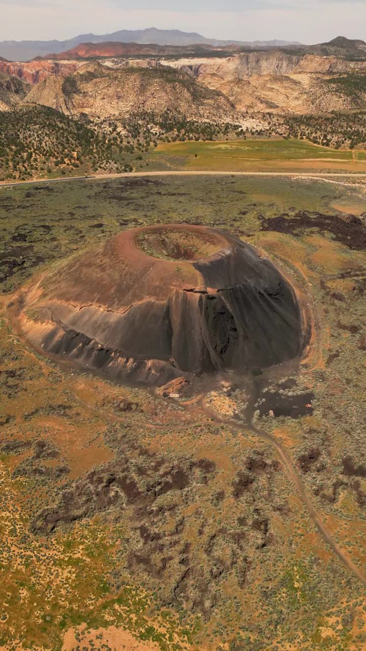 鸟瞰地形崎岖的沙漠景观，圣乔治，犹他州，美国。视频素材