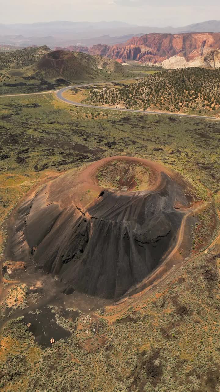 火山口和岩层鸟瞰图，美国。视频素材