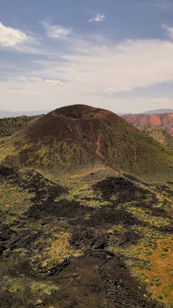 美国钻石谷煤渣锥火山鸟瞰图。视频素材