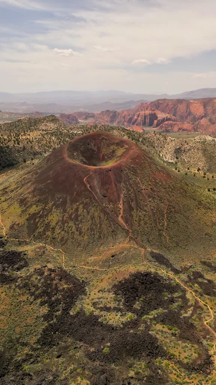 美国犹他州钻石谷煤渣锥火山鸟瞰图。视频素材