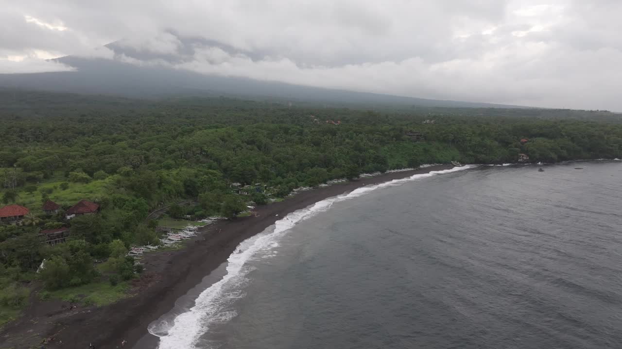 鸟瞰日落时的阿贡火山，印尼巴厘岛。视频素材