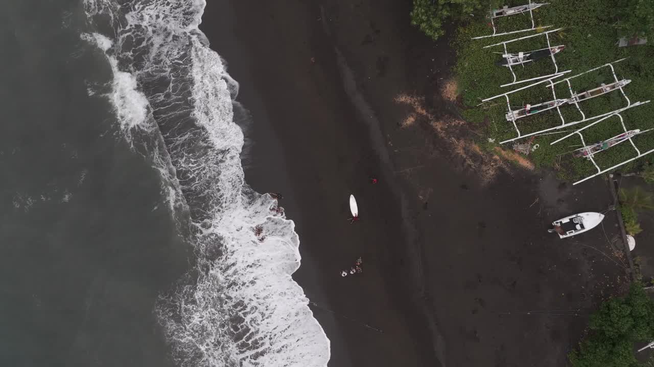 鸟瞰印尼巴厘岛阿贡火山的阿米德海滩。视频素材