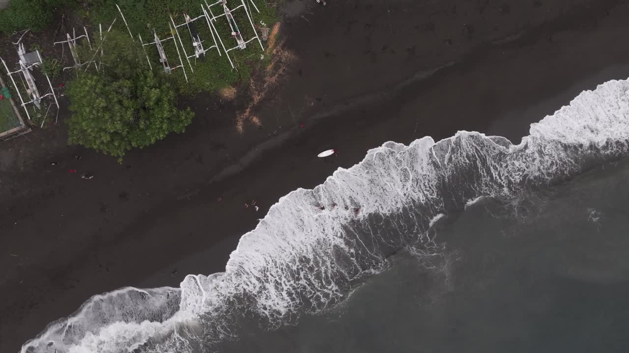 鸟瞰印尼巴厘岛阿贡火山的阿米德海滩。视频素材