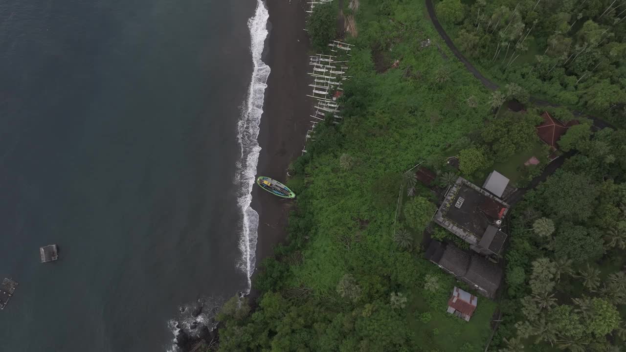 鸟瞰图:阿贡火山、人群、日落和船只，巴厘岛。视频素材