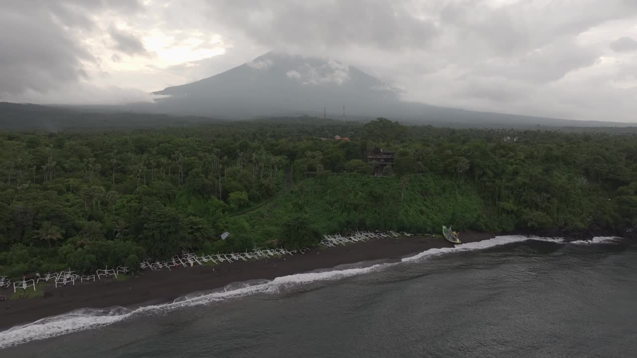 鸟瞰日落时的阿贡火山，印尼巴厘岛。视频素材