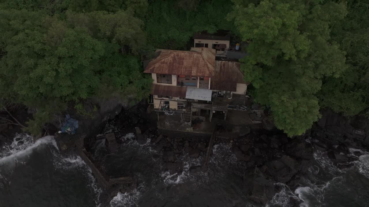 鸟瞰印尼巴厘岛阿贡火山的阿米德海滩。视频素材