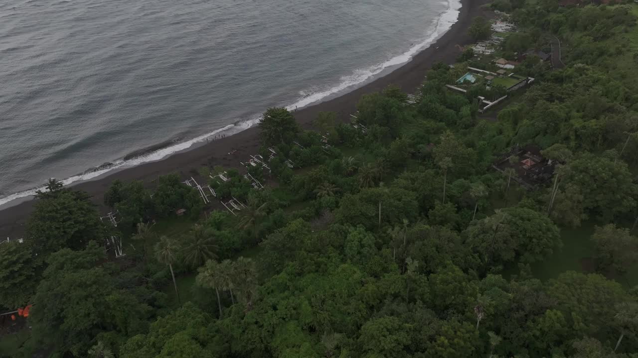 鸟瞰日落时的阿贡火山，印尼巴厘岛。视频素材