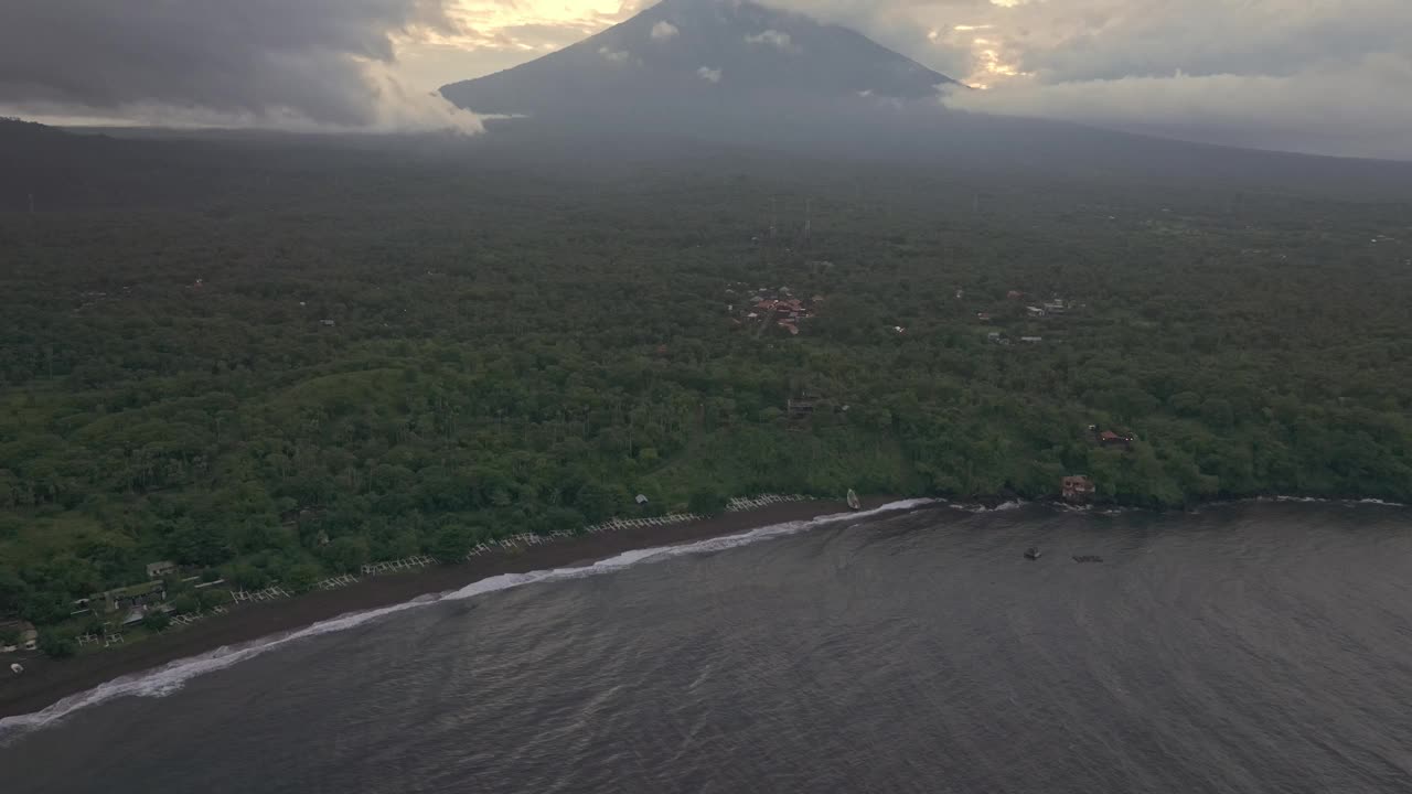 鸟瞰日落时分的阿贡火山，印尼巴厘岛阿默德。视频素材