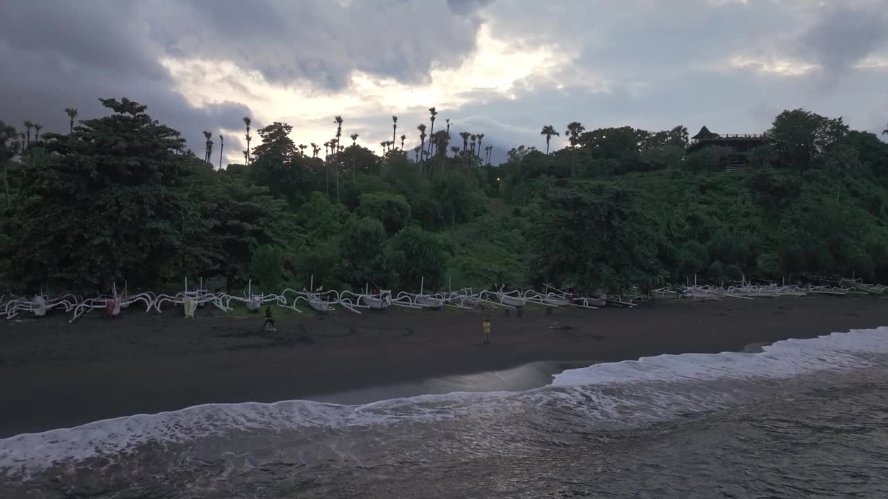 鸟瞰图:阿贡火山、人群、日落和船只，巴厘岛。视频素材