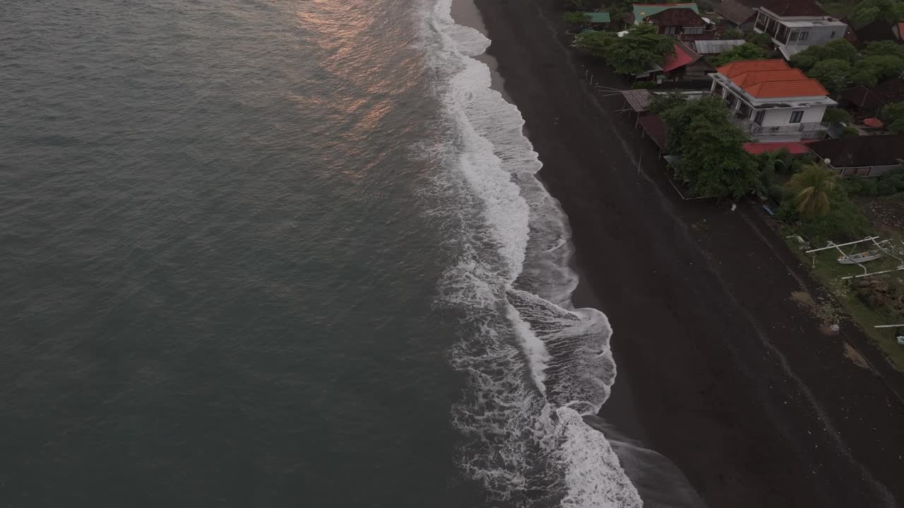 鸟瞰沿海村庄的火山、海滩和船只，巴厘岛。视频素材