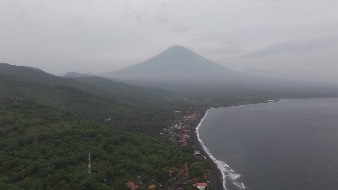 鸟瞰印尼巴厘岛阿贡火山的阿米德海滩。视频素材