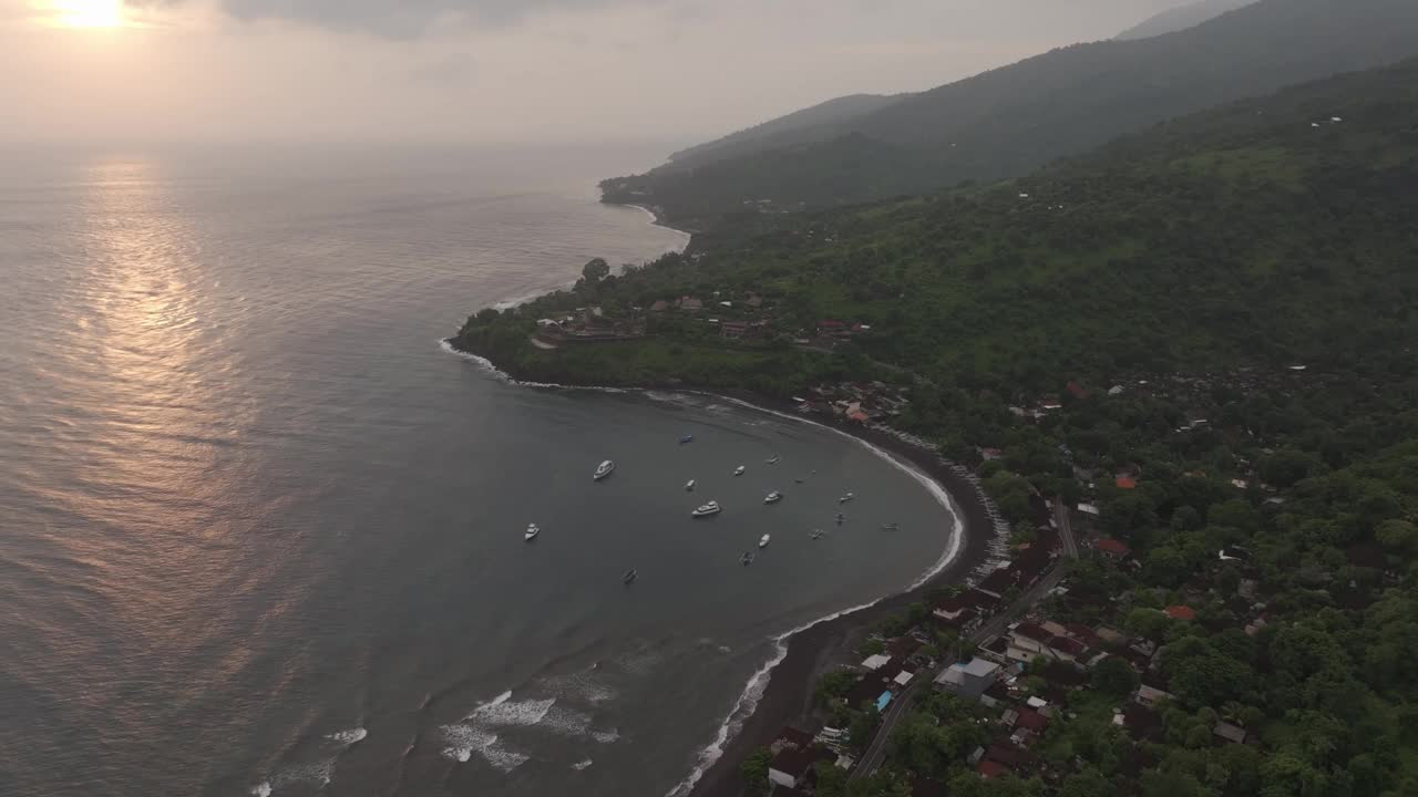 鸟瞰印尼巴厘岛阿贡火山的阿米德海滩。视频素材