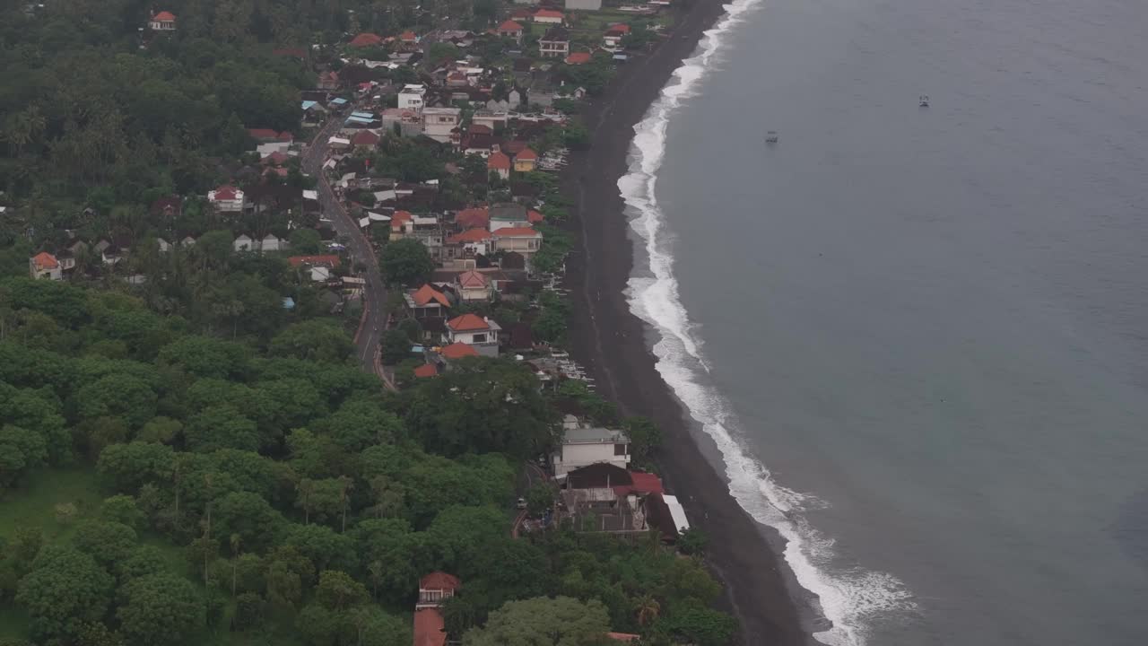 鸟瞰印尼巴厘岛阿贡火山的阿米德海滩。视频素材