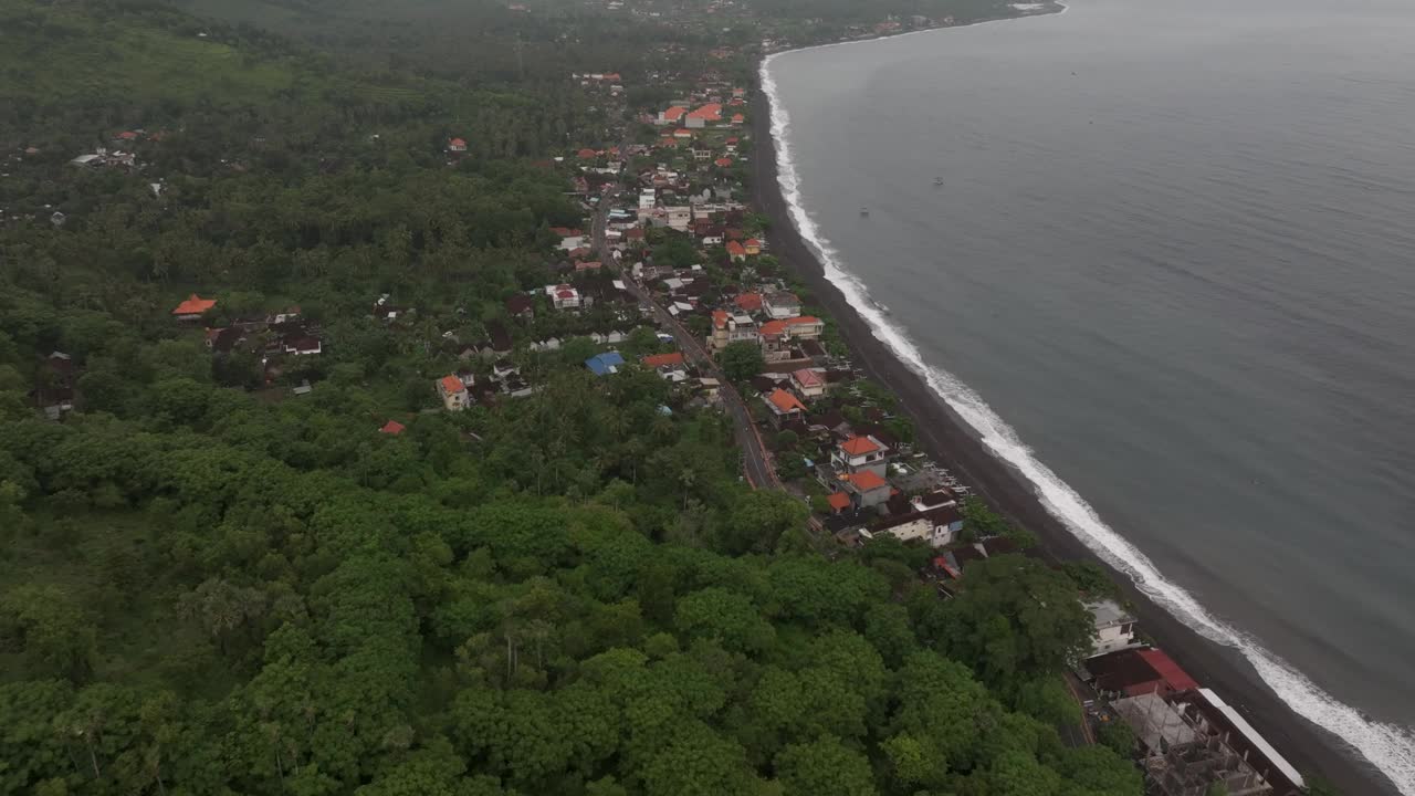 鸟瞰沿海村庄阿米德与阿贡火山，巴厘岛，印度尼西亚。视频素材