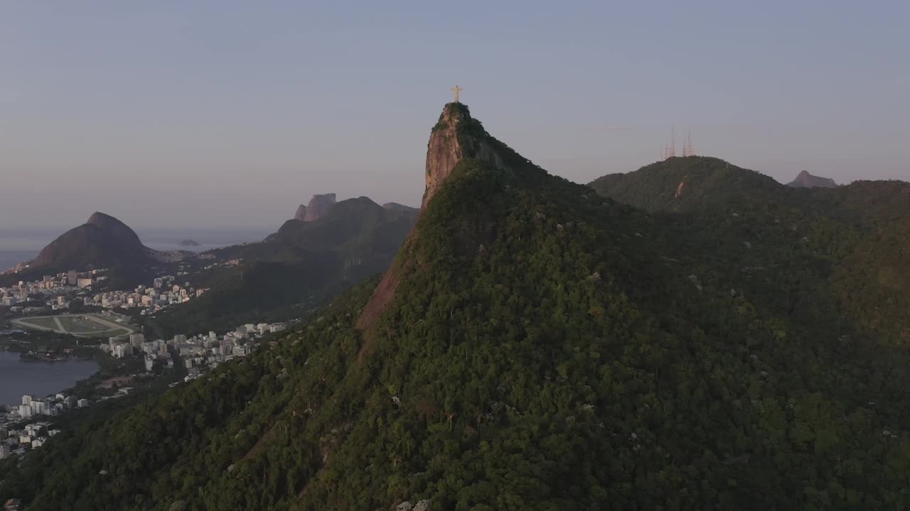 航拍广角里约热内卢城市景观，大西洋风景背景在巴西视频素材