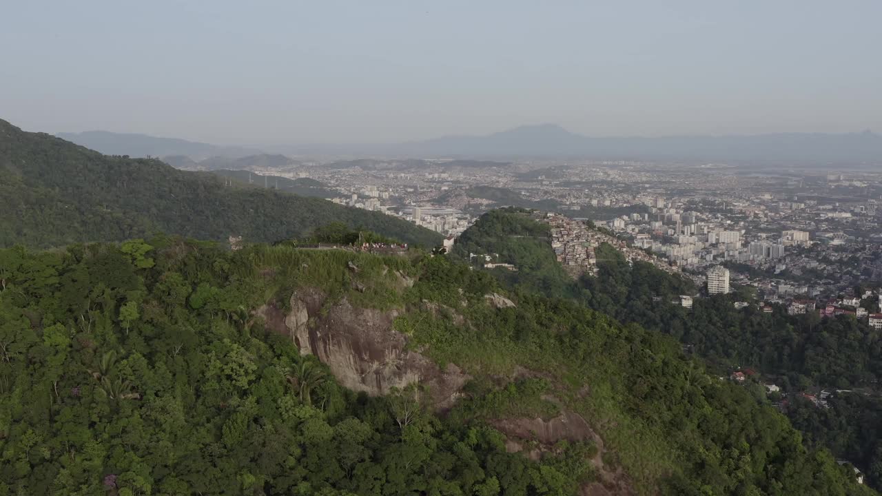 里约热内卢市中心的城市景观与海滨和山脉绿色的山丘鸟瞰图背景视频素材