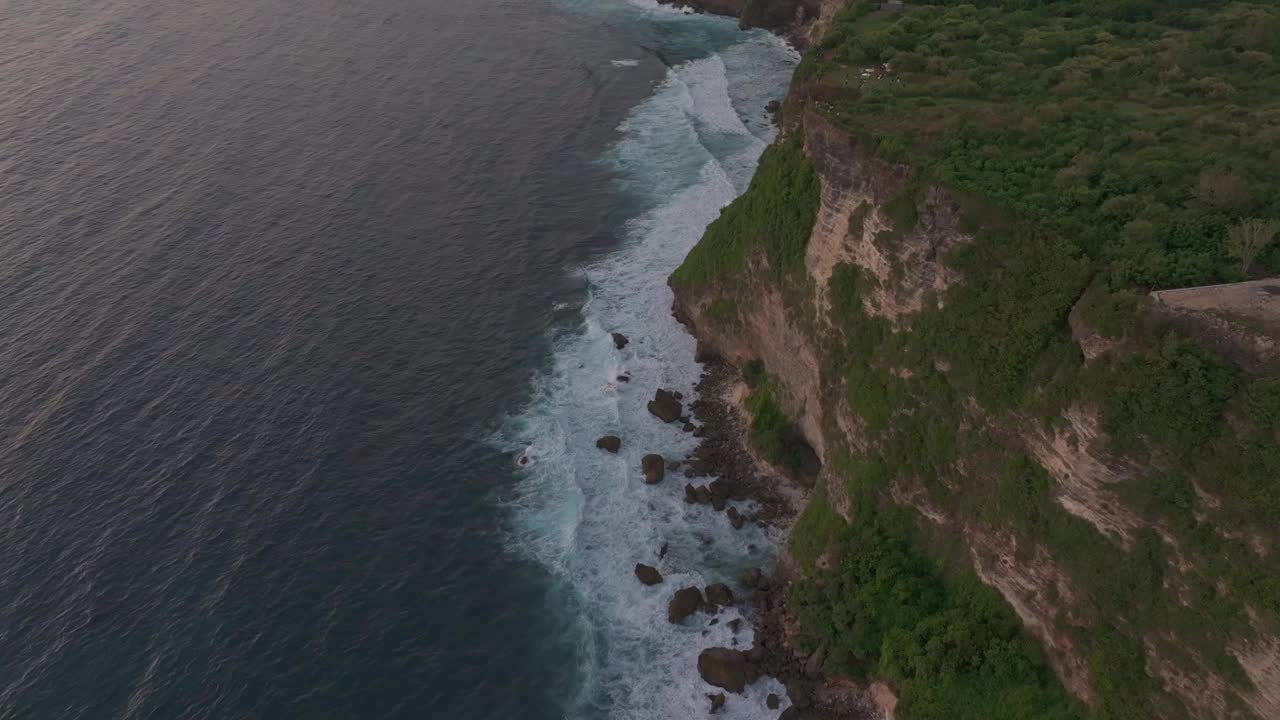 鸟瞰悬崖和海滩在日落俯瞰印度洋，巴厘岛。视频素材