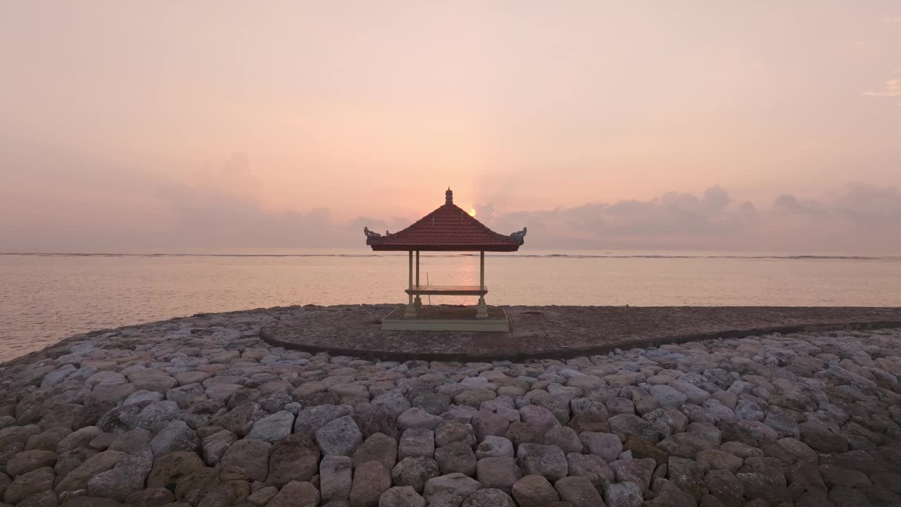 鸟瞰日出时宁静的沙努尔海滩，巴厘岛，印度尼西亚。视频素材