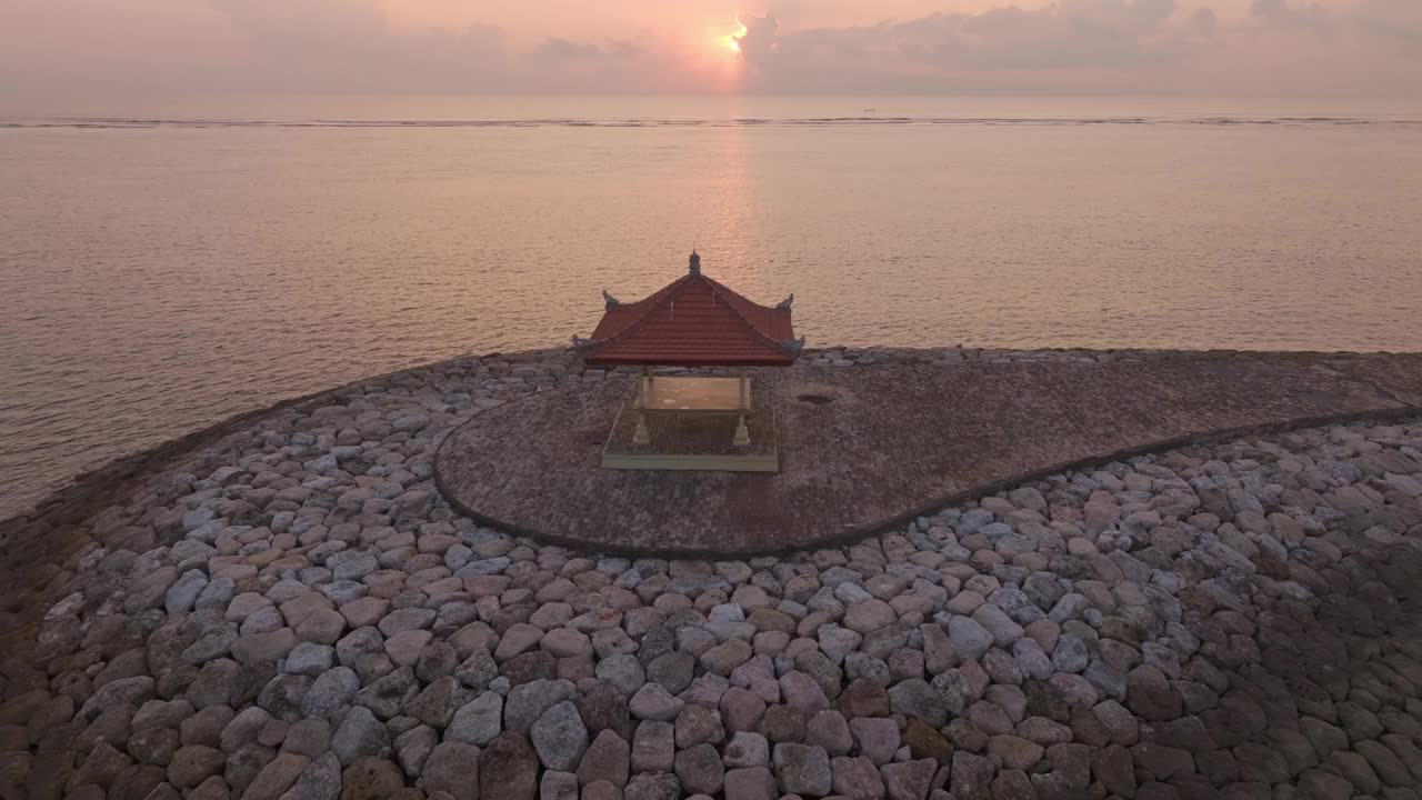 鸟瞰印尼巴厘岛Pantai Sanur海滩上宁静的日出。视频素材