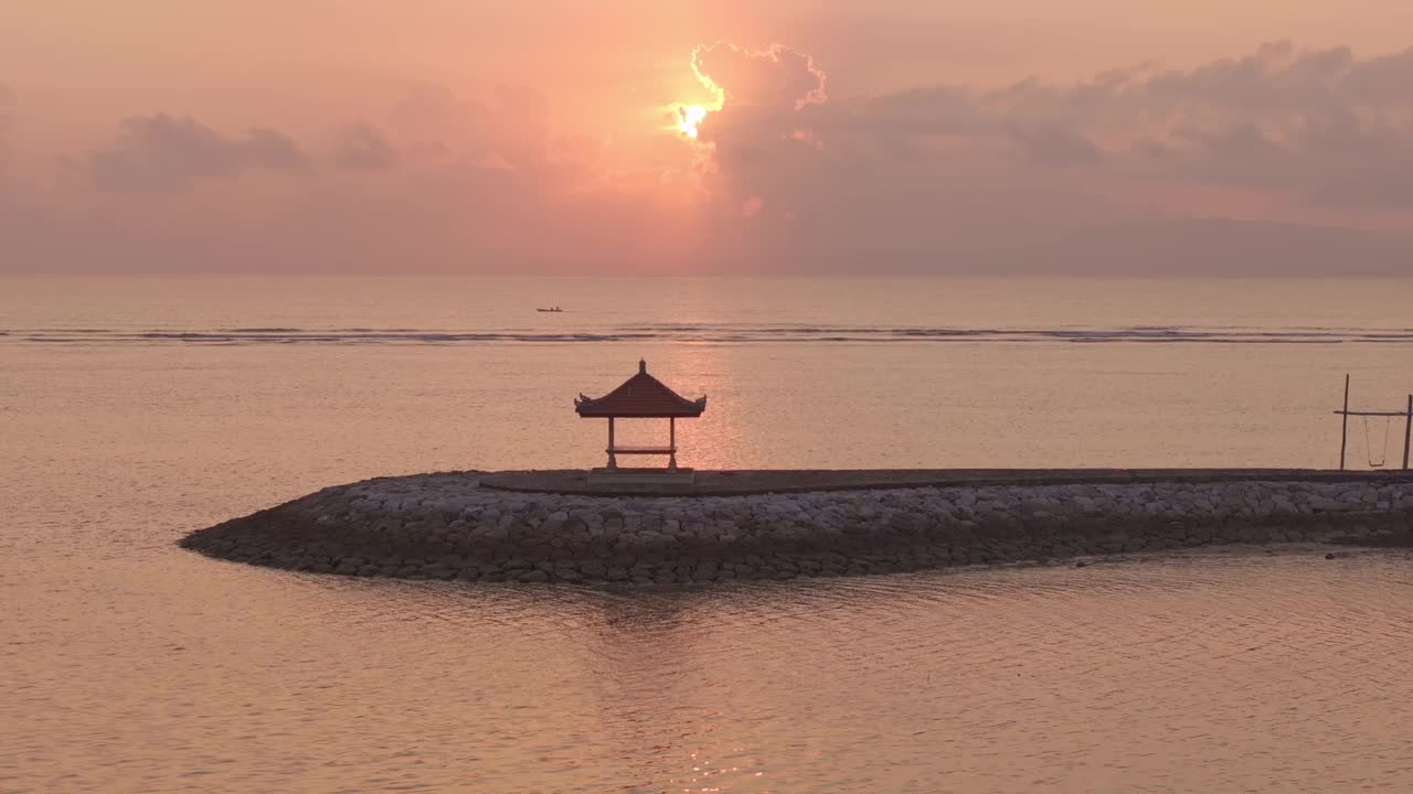 鸟瞰巴厘岛沙努尔海滩的日出。视频素材