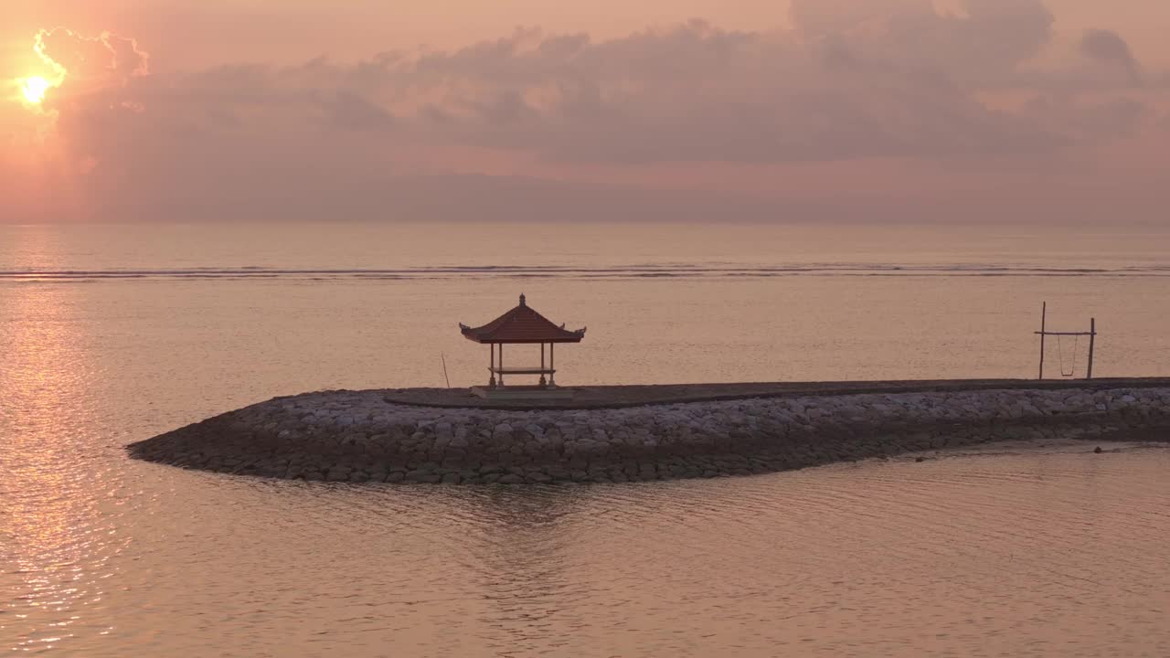 鸟瞰宁静的海滩在日出与印度洋，巴厘岛。视频素材