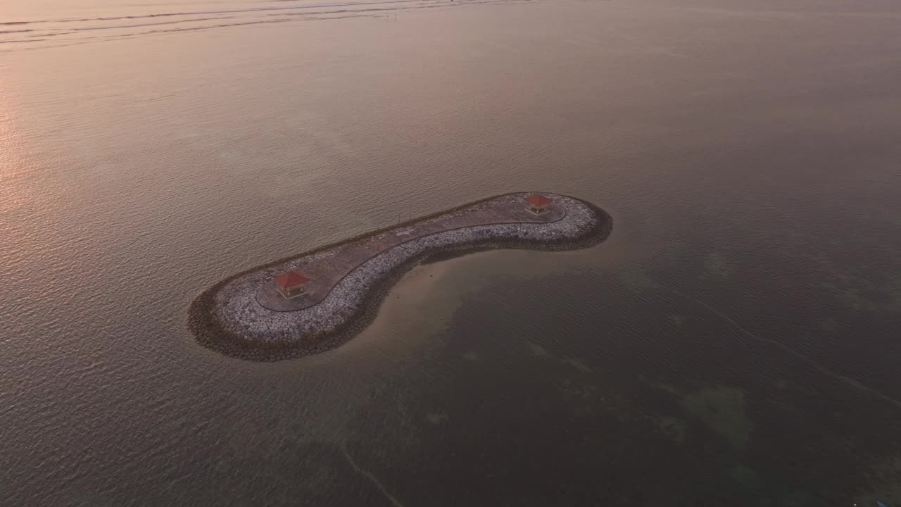 鸟瞰宁静的海滩在日出，巴厘岛。视频素材