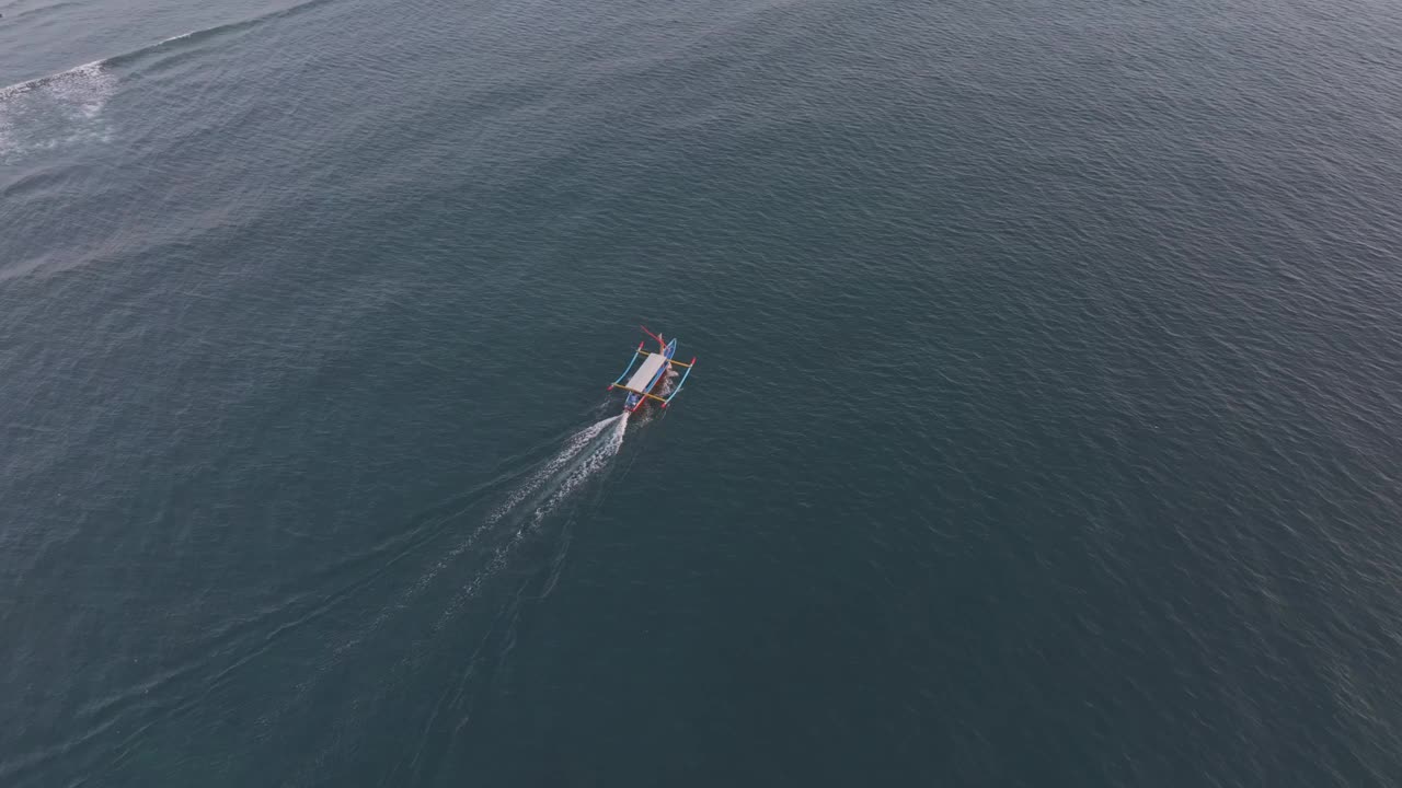 鸟瞰日出时宁静的海滩和平静的大海，印尼巴厘岛沙努尔。视频素材