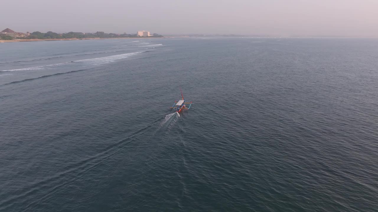 鸟瞰日出时宁静的海滩和大海，印尼巴厘岛沙努尔。视频素材