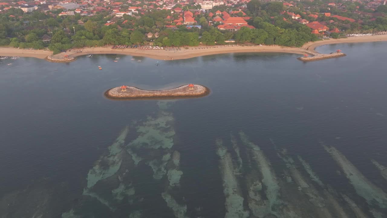 俯瞰宁静的海滩和清澈的蓝色海水在日出，巴厘岛。视频素材