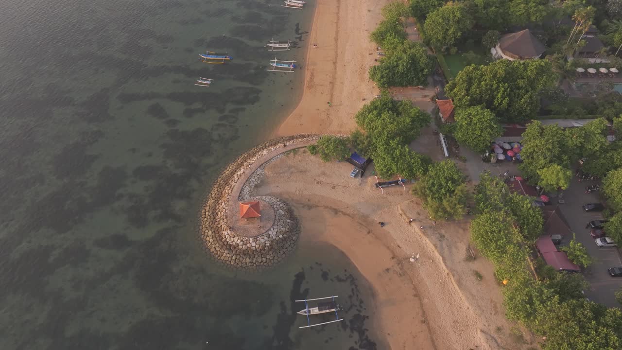 鸟瞰日出时宁静的海滩，印尼巴厘岛沙努尔。视频素材