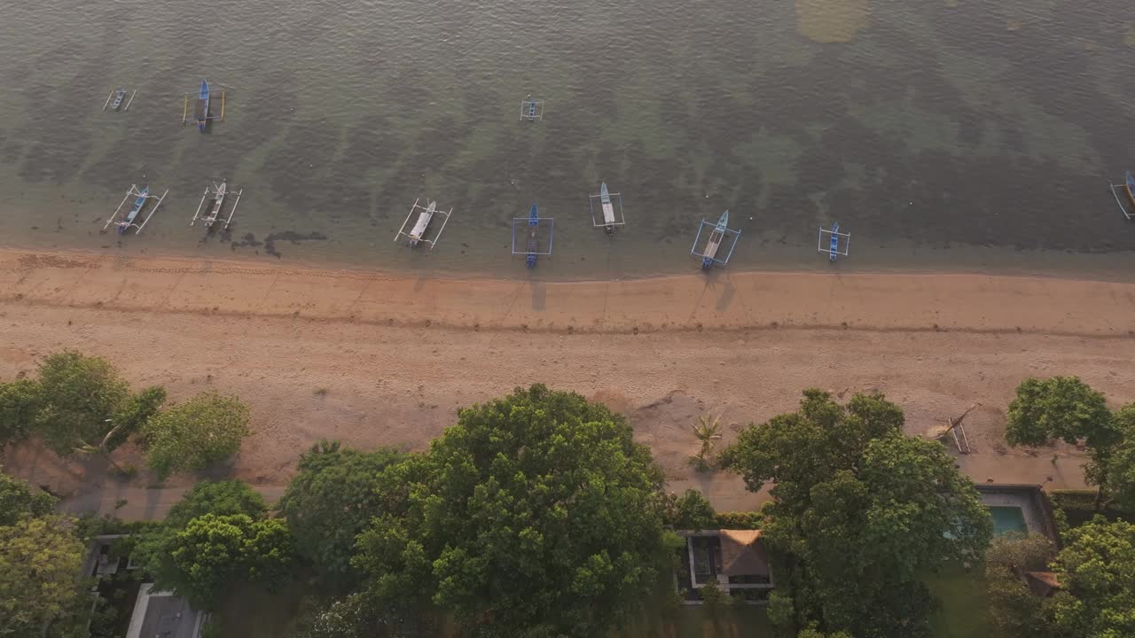 鸟瞰日出时清澈的海滩和大海，印尼巴厘岛班泰沙努尔。视频素材