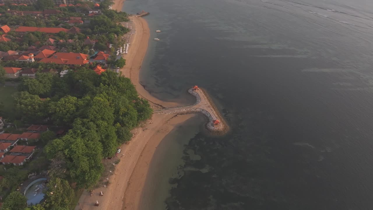 巴厘岛日出时海滨小镇Sanur的鸟瞰图。视频素材