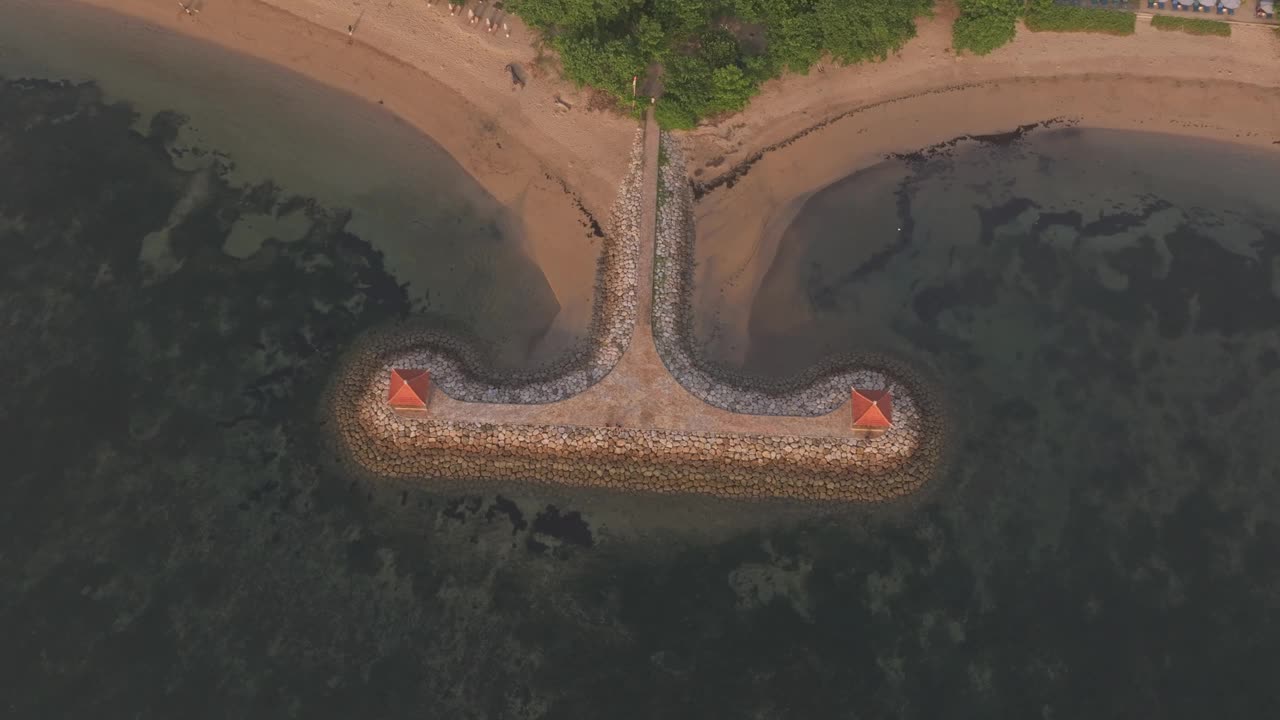 鸟瞰日出时宁静的海滩，印尼巴厘岛班泰沙努尔。视频素材